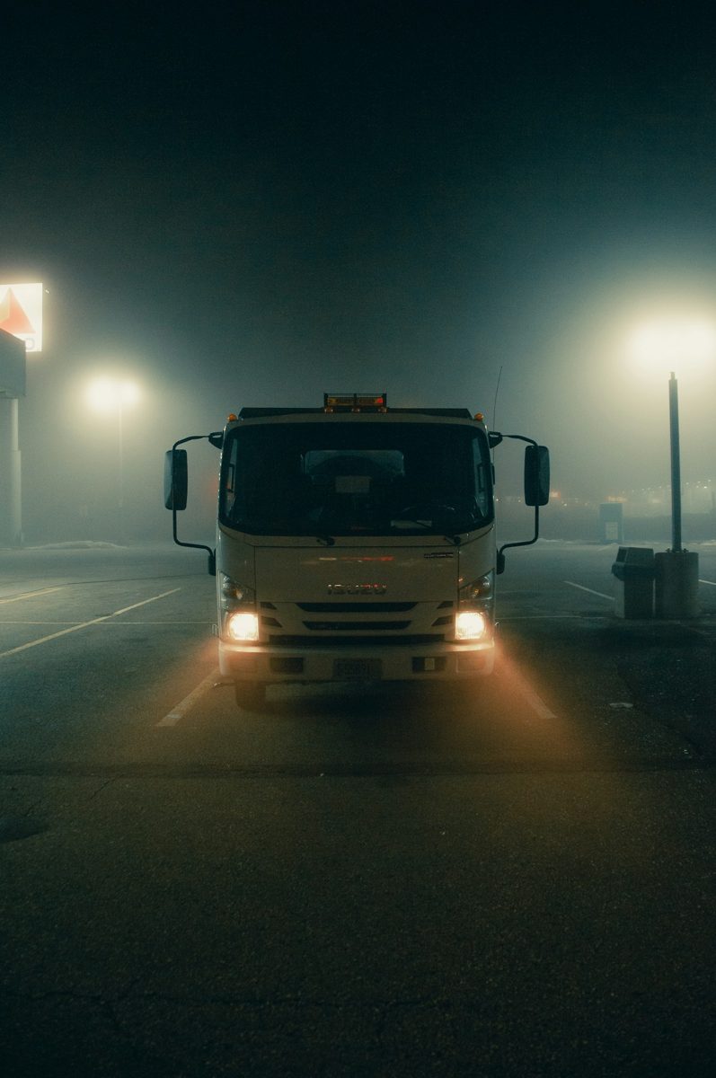 Mezzo di soccorso di notte nella nebbia Mezzo di soccorso di notte nella nebbia