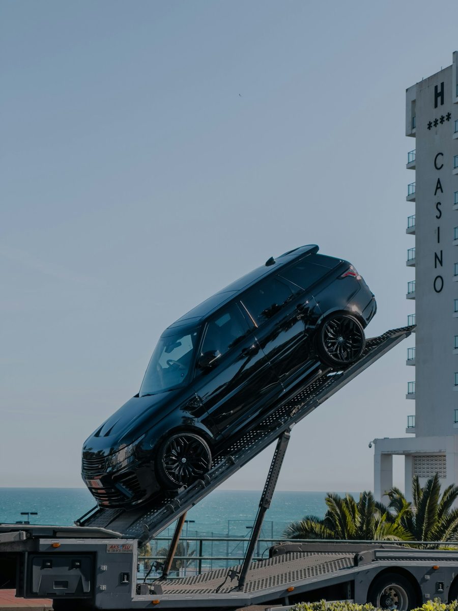 Consegna di un SUV su pianale Consegna di un SUV su pianale