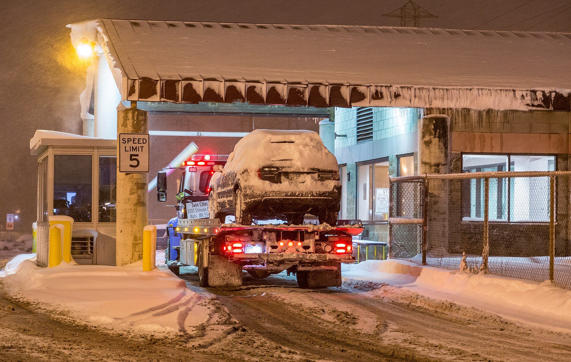 Carro attrezzi in intervento sotto la neve